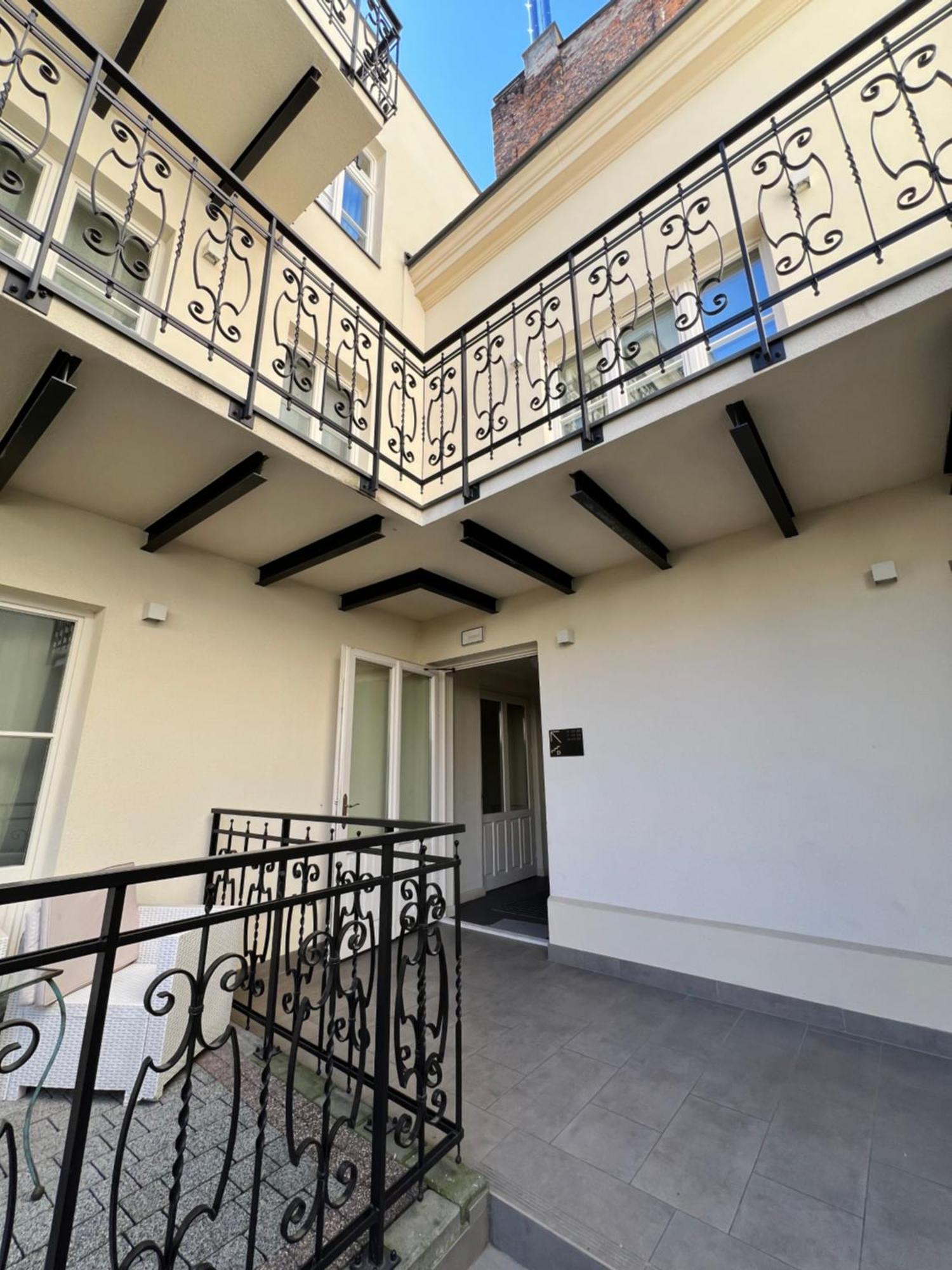 Atrium - Old Town Luxury Apartments - By Upstairs Krakov Exteriér fotografie